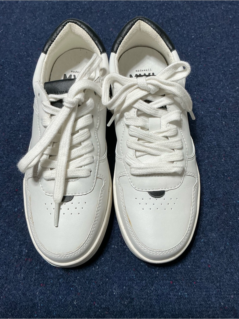 Court Sneakers in White and Black Leather Size 7M